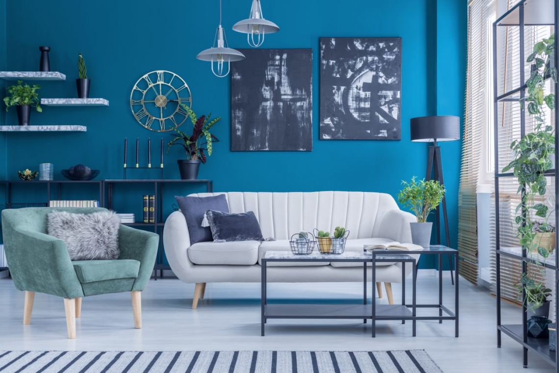 Kolory ścian: salon w odcieniach niebieskiego