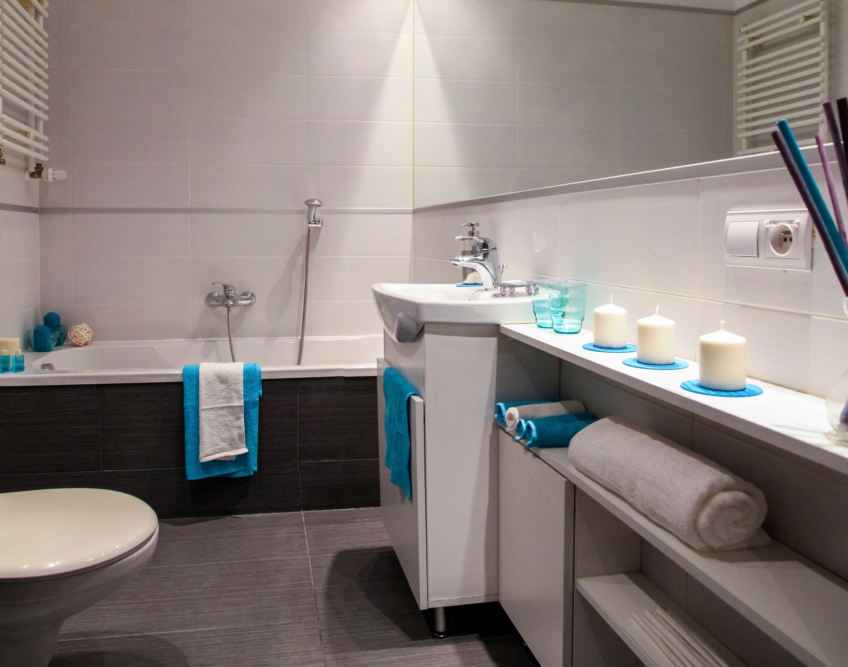 Ванна можно перенести. Малогабаритные Ванные комнаты. Ванные комнаты дизайн интерьер. Дачная ванная комната. Соединить санузел с ванной.
